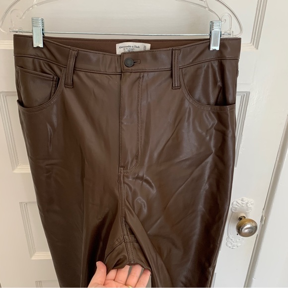 Abercrombie curve love vegan leather 90s straight pant in brown, size 31 - Picture 8 of 10